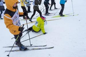 anual todo ruso Deportes evento acción esquí pista de Rusia. deportivo estilo de vida para adultos, niños, familia fiesta en a campo traviesa esquiar - masa carrera en un Nevado pista. Rusia, Kaluga - marzo 4, 2023 foto