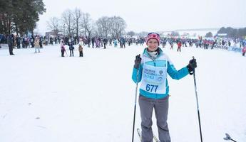 anual todo ruso Deportes evento acción esquí pista de Rusia. deportivo estilo de vida para adultos, niños, familia fiesta en a campo traviesa esquiar - masa carrera en un Nevado pista. Rusia, Kaluga - marzo 4, 2023 foto