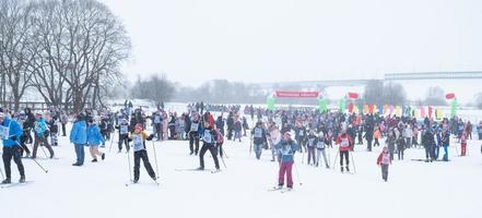 anual todo ruso Deportes evento acción esquí pista de Rusia. deportivo estilo de vida para adultos, niños, familia fiesta en a campo traviesa esquiar - masa carrera en un Nevado pista. Rusia, Kaluga - marzo 4, 2023 foto