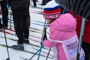 anual todo ruso Deportes evento acción esquí pista de Rusia. deportivo estilo de vida para adultos, niños, familia fiesta en a campo traviesa esquiar - masa carrera en un Nevado pista. Rusia, Kaluga - marzo 4, 2023 foto