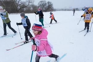 anual todo ruso Deportes evento acción esquí pista de Rusia. deportivo estilo de vida para adultos, niños, familia fiesta en a campo traviesa esquiar - masa carrera en un Nevado pista. Rusia, Kaluga - marzo 4, 2023 foto