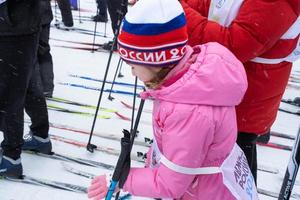 anual todo ruso Deportes evento acción esquí pista de Rusia. deportivo estilo de vida para adultos, niños, familia fiesta en a campo traviesa esquiar - masa carrera en un Nevado pista. Rusia, Kaluga - marzo 4, 2023 foto