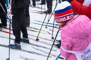 anual todo ruso Deportes evento acción esquí pista de Rusia. deportivo estilo de vida para adultos, niños, familia fiesta en a campo traviesa esquiar - masa carrera en un Nevado pista. Rusia, Kaluga - marzo 4, 2023 foto