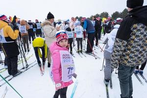 anual todo ruso Deportes evento acción esquí pista de Rusia. deportivo estilo de vida para adultos, niños, familia fiesta en a campo traviesa esquiar - masa carrera en un Nevado pista. Rusia, Kaluga - marzo 4, 2023 foto