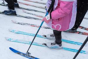 anual todo ruso Deportes evento acción esquí pista de Rusia. deportivo estilo de vida para adultos, niños, familia fiesta en a campo traviesa esquiar - masa carrera en un Nevado pista. Rusia, Kaluga - marzo 4, 2023 foto