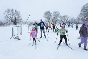 anual todo ruso Deportes evento acción esquí pista de Rusia. deportivo estilo de vida para adultos, niños, familia fiesta en a campo traviesa esquiar - masa carrera en un Nevado pista. Rusia, Kaluga - marzo 4, 2023 foto