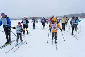 anual todo ruso Deportes evento acción esquí pista de Rusia. deportivo estilo de vida para adultos, niños, familia fiesta en a campo traviesa esquiar - masa carrera en un Nevado pista. Rusia, Kaluga - marzo 4, 2023 foto