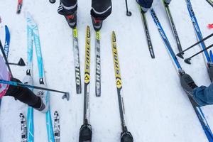 anual todo ruso Deportes evento acción esquí pista de Rusia. deportivo estilo de vida para adultos, niños, familia fiesta en a campo traviesa esquiar - masa carrera en un Nevado pista. Rusia, Kaluga - marzo 4, 2023 foto