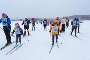 anual todo ruso Deportes evento acción esquí pista de Rusia. deportivo estilo de vida para adultos, niños, familia fiesta en a campo traviesa esquiar - masa carrera en un Nevado pista. Rusia, Kaluga - marzo 4, 2023 foto