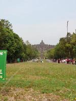 borobudur templo edificio visto desde el jardín zona foto