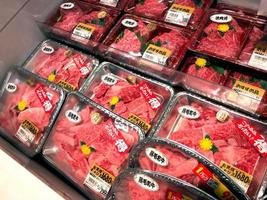 osaka, Japón, 2016 - embalaje rebanado carne de vaca para rebaja a kuromon Ichiba mercado. foto