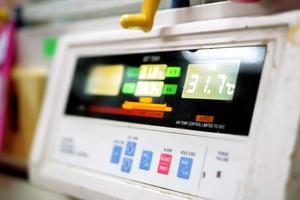 cierre del monitor de temperatura de la incubadora de bebés en el hospital que muestra el número de temperaturas utilizadas para calentar al recién nacido enfermo en el interior. foto