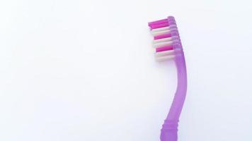 un púrpura cepillo de dientes aislado en blanco antecedentes foto