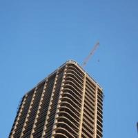 edificio en construcción con grúa foto