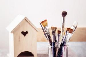 Arte cepillo conjunto y de madera casa para decoración foto