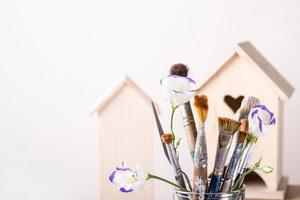 Arte creatividad concepto. cepillo conjunto y de madera casa para decoración en blanco antecedentes