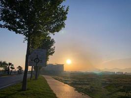 experiencia el radiante gloria de amanecer en un Fresco y Exquisito ligero foto