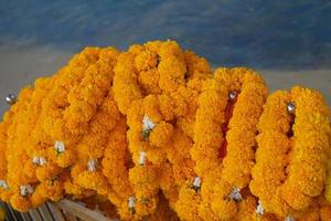 caléndulas, loto flores son trajo a pagar homenaje a el señor Buda. foto