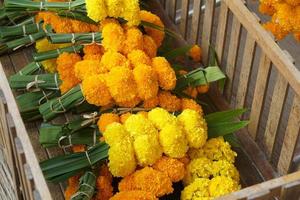 caléndulas, loto flores son trajo a pagar homenaje a el señor Buda. foto