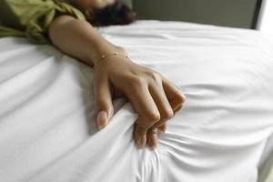 un foto de un hombre y mujer manos teniendo sexo en un cama. hacer amor.