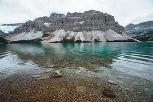 arco lago en alberta, Canadá con maravilloso turquesa agua y hermosa montañas foto