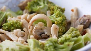 pasta con broccoli e funghi nel un' ciotola video