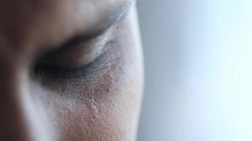 close-up de um homem chateado sofrendo de fortes dores nos olhos video