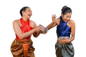 retrata a dos mujeres en el festival de songkran con tazón de agua foto