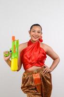 retrato hermosa mujer en el festival de songkran con pistola de agua foto