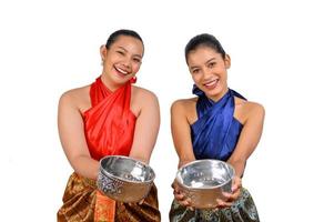 retrata a dos mujeres en el festival de songkran con tazón de agua foto