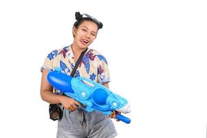 retrato linda mujer en el festival de songkran con pistola de agua foto