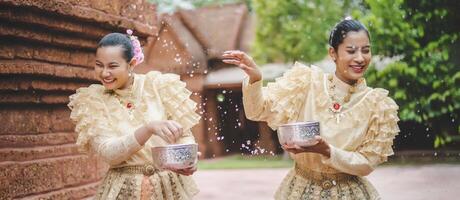 retrato de mujeres hermosas en el festival de songkran con traje tradicional tailandés foto