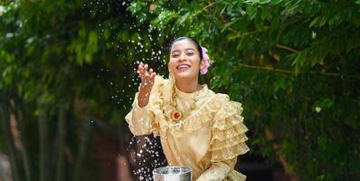 retrato hermosa mujer en el festival de songkran con traje tradicional tailandés foto