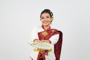 retrato de hermosa tailandés mujer en tradicional ropa posando con ventilador billete de banco foto