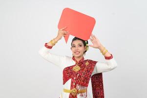 joven hermosa mujer en tailandés lanna disfraz con blanco habla burbuja firmar foto
