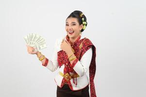 retrato de hermosa tailandés mujer en tradicional ropa posando con ventilador billete de banco foto