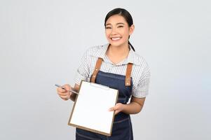 retrato de una joven asiática con uniforme de camarera posa con portapapeles foto