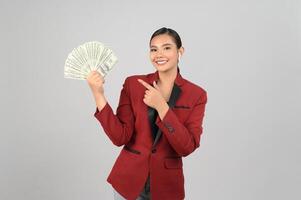 mujer hermosa joven en ropa formal para oficial con billete en las manos foto