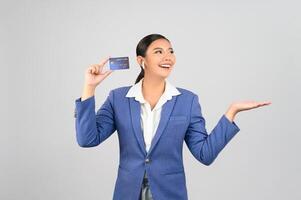 mujer hermosa joven en ropa formal para oficial con tarjeta de crédito foto