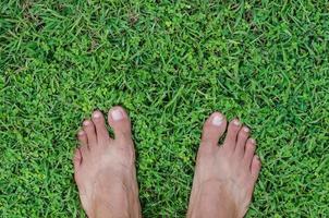 pies en verde campo de césped para concepto antecedentes foto