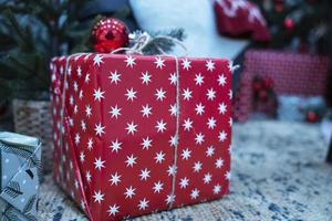 un hermosa rojo caja con un regalo para Navidad foto