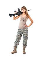 soldado joven bello niña vestido en un camuflaje con un pistola en su mano en blanco