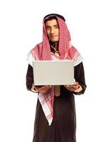 joven árabe con ordenador portátil aislado en blanco antecedentes foto