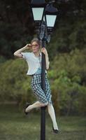 chica divertida con gafas y un vestido vintage foto