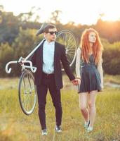 chico con el niña y bicicleta al aire libre foto