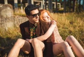 joven elegante niña y chico con un Clásico maleta al aire libre foto