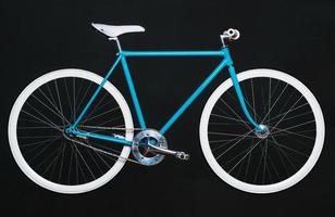 elegante De las mujeres azul bicicleta aislado en negro foto