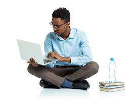 africano americano Universidad estudiante sentado con ordenador portátil en blanco foto