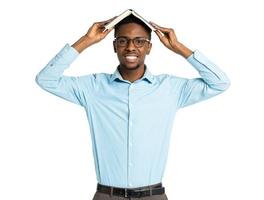 contento africano americano Universidad estudiante en pie con libro en su cabeza en blanco foto