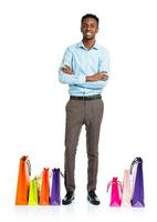 contento africano americano hombre con compras pantalones en blanco antecedentes foto